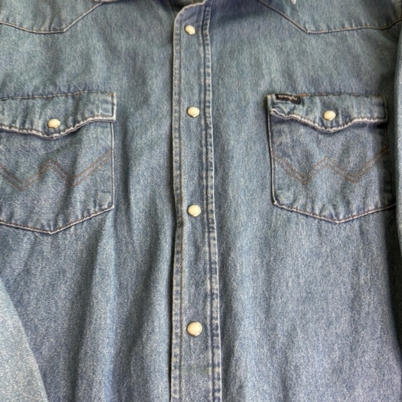 Wrangler Vintage Light Blue Denim Pearl Button Up Shirt - Picture 4 of 7